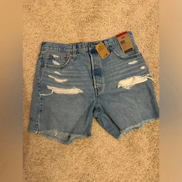 NWT Levi’s 501 distressed denim short - Picture 1 of 5